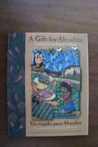 Gift For Abuelita / Un regalo para Abuelita: Celebrating the Day of the Dead/En celebracion del Dia de los Muertos (English, Multilingual and Spanish Edition)